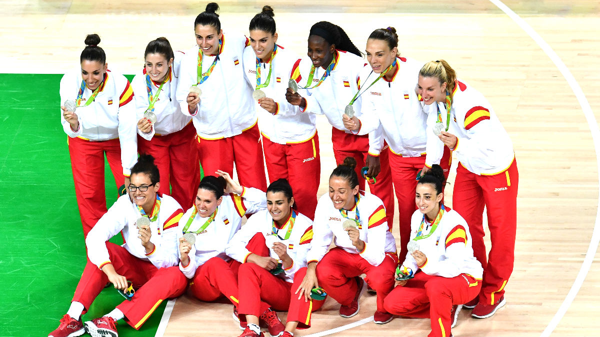 La selección española femenina de baloncesto con la medalla de plata (Foto: AFP).