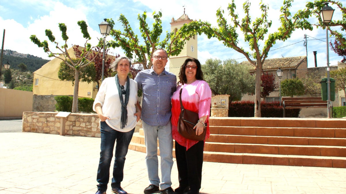 El concejal Sergi Alonso, junto a otras dos representantes de Compromís.