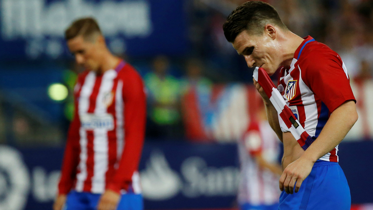 Gameiro y Torres se lamentan tras una ocasión fallada. (Reuters)