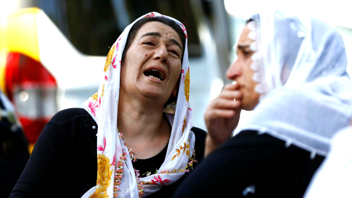 Dos mujeres lloran por las víctimas (Foto: Reuters).