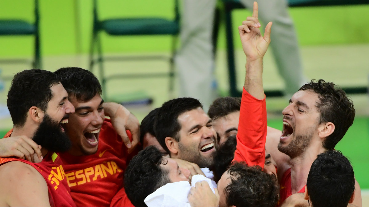 Pau Gasol y España celebran el triunfo ante Australia. (AFP)