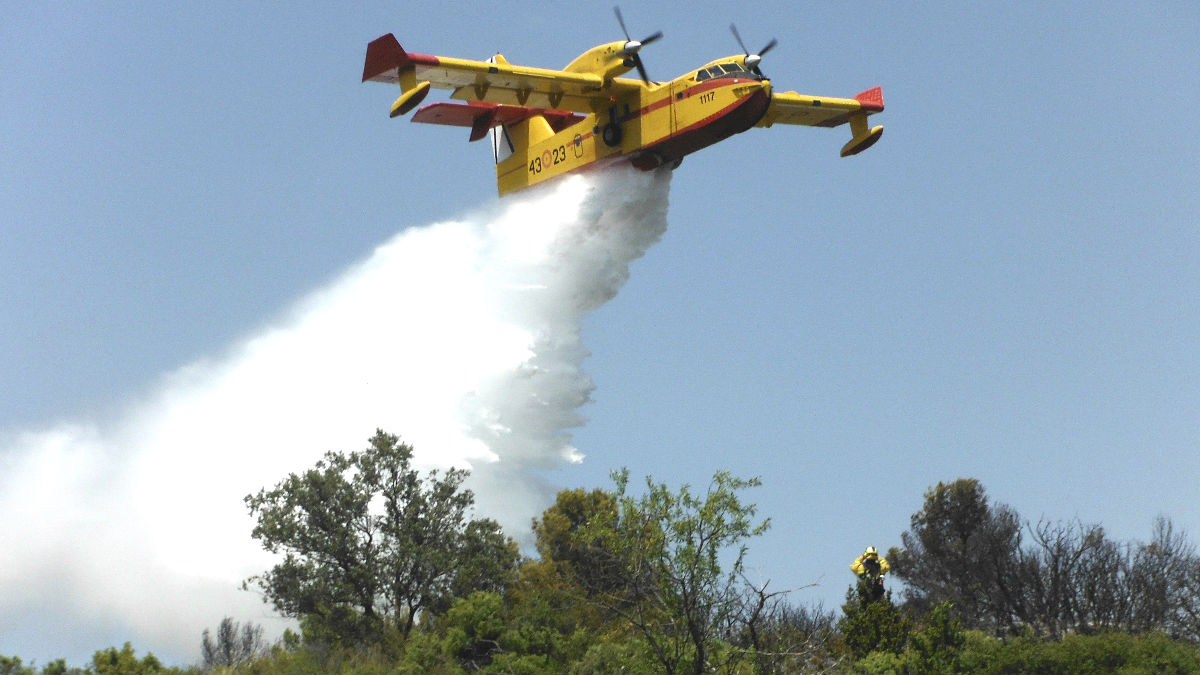 Un hidroavión actúa sobre el incendio del Valle del Jerte (Foto: Efe).