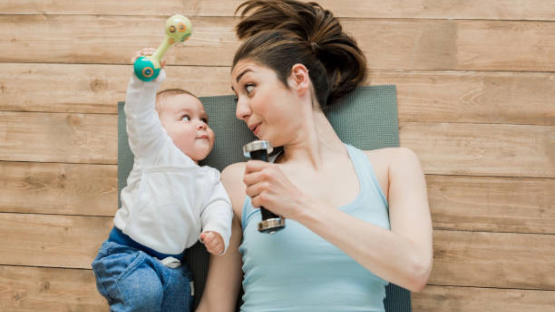 Descubre algunos de los ejercicios que puedes hacer con tu bebé tras dar a luz