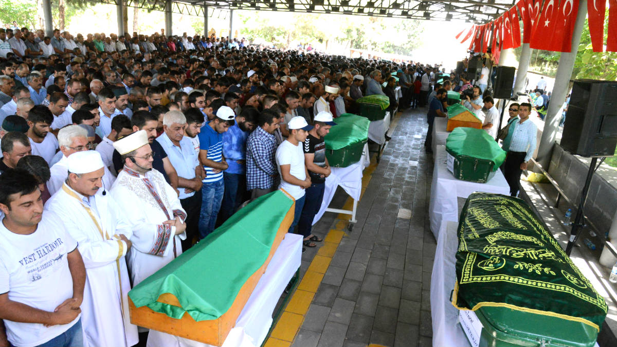 Funeral por las víctimas del atentado (Foto: AFP).