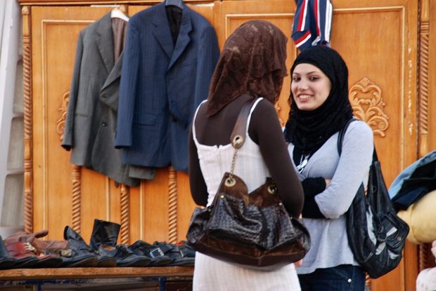 Dos jóvenes musulmanas visten con al-amira en una tienda de ropa. (Foto: Archivo)