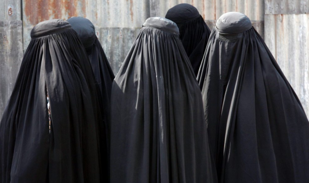 El 'burka' es una prenda que tapa totalmente a la mujer que lo lleva, no dejando ninguna parte de su cuerpo a la vista. 