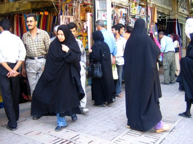 Los 'chador' usados en la calle suelen ser de color negro habitualmente, mientras que los que se usan dentro de casa suelen ser más coloridos. (Foto: Agencias)