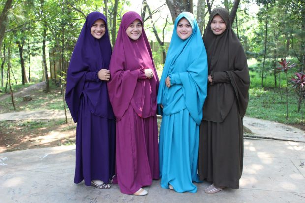 Cuatro jóvenes musulmanas visten con 'Khimar'. 