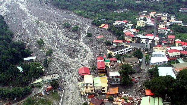 Las crecidas de agua provocadas por el tifón Mindulle han ocasionado innumerables daños. (Foto: AFP)