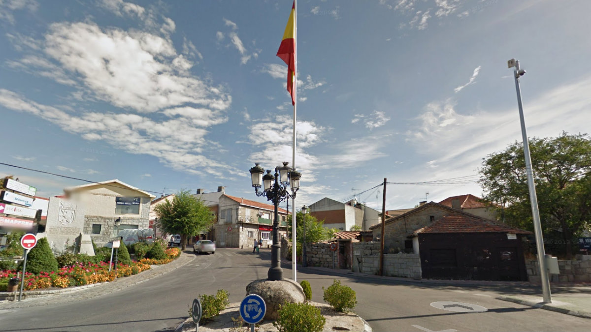 En esta foto, tomada hace unos meses, se puede ver donde esta la bandera que generó la polémica entre la vecindad de la localidad madrileña. En la actualidad la bandera nacional ondea junto a la del pueblo madrileño. (Foto: GMAPS)
