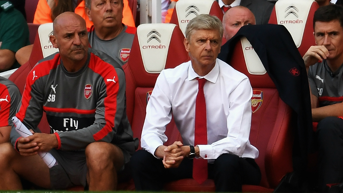 Wenger junto a algunos integrantes de su cuerpo técnico. (Getty Images)