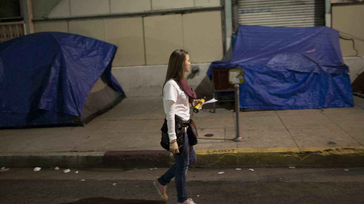Una voluntaria efectúa labores de conteo para censar a la población indigente que vive en las calles del barrio Skid Row de Los Ángeles, EEUU. (Foto: Getty)
