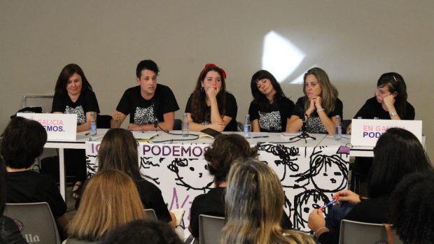 Ángela Rodríguez en una ponencia sobre feminismo de Podemos Galicia.