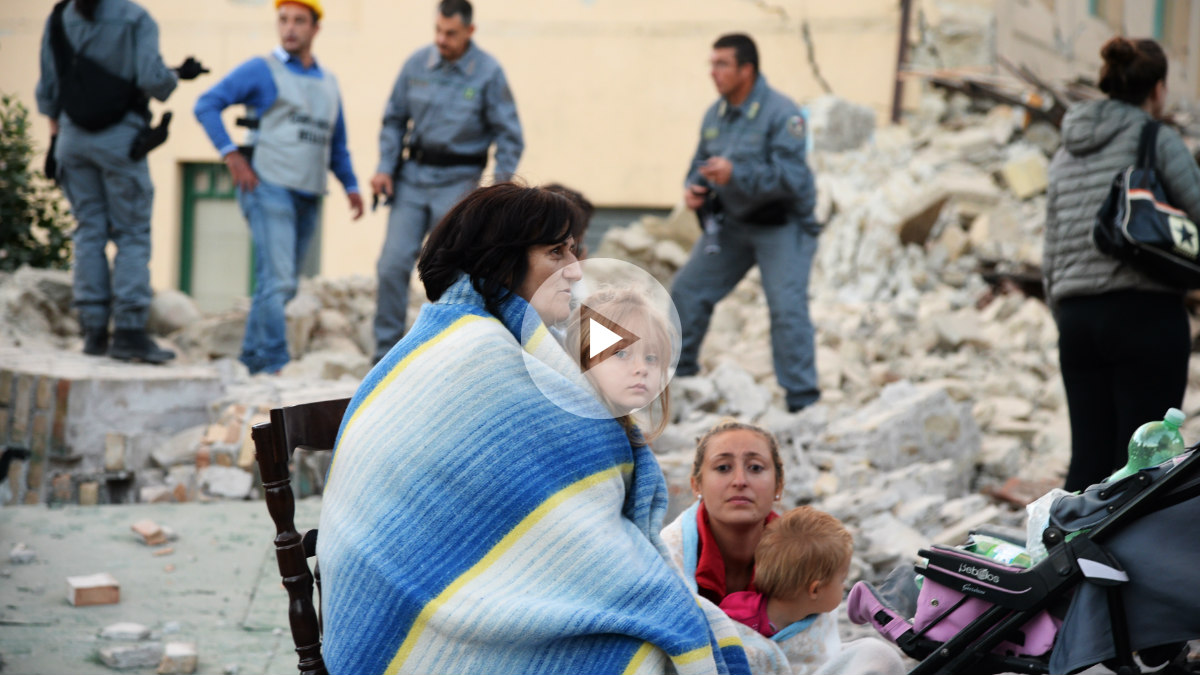 Una familia contempla el pueblo de Amatrice destrozado por el terremoto. (Foto: Getty)