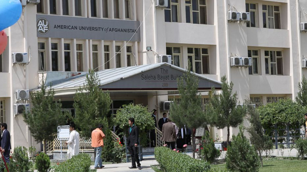 Fachada de la American University de Kabul.
