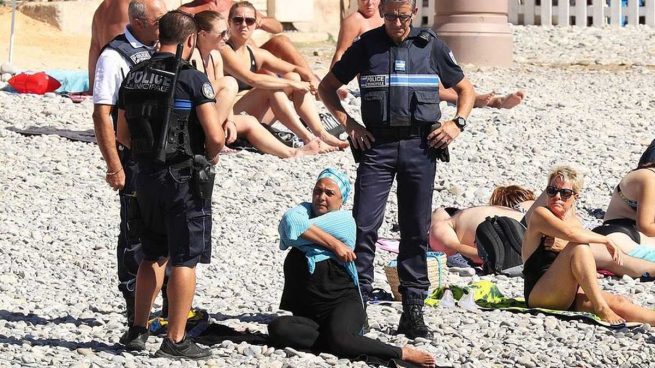 La Policía francesa obliga a una mujer musulmana a quitarse el burkini en la playa de Niza