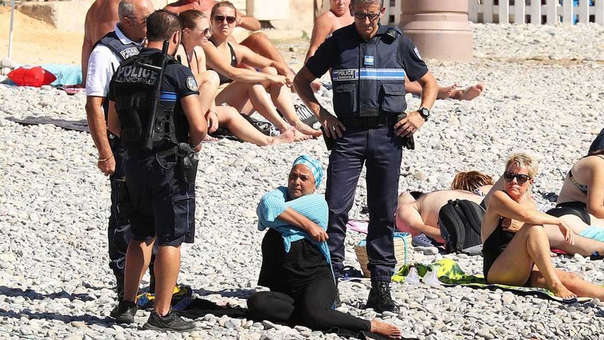 La Policía francesa exigiendo la retirada del burkini.