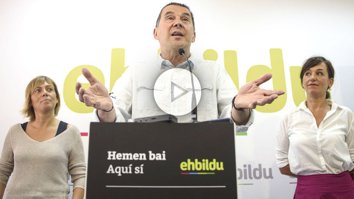 El candidato de EH Bildu a lehendakari, Arnaldo Otegi (c), presenta a los medios a la cabeza de lista por Bizkaia de la coalición soberanista a las elecciones vascas del 25S, Jasone Agirre (d), hasta ahora periodista de la televisión pública vasca, ETB, junto a Miren Larrion (i), cabeza de lista por Álava (Foto Efe)