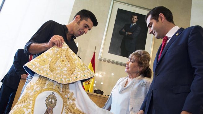 Alejandro Talavante recibe el Capote de Paseo de manos del alcalde de Almería tras su gran éxito