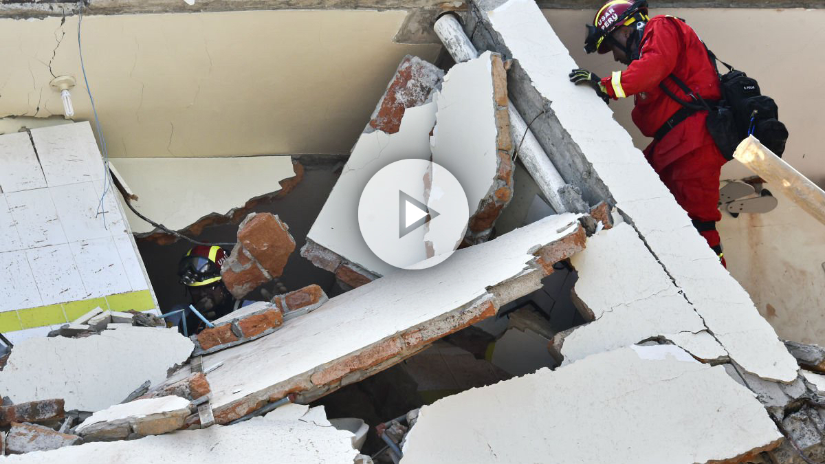 Un bombero trabaja en los escombros de una casa derrumbada por el terremoto. (Foto: AFP)