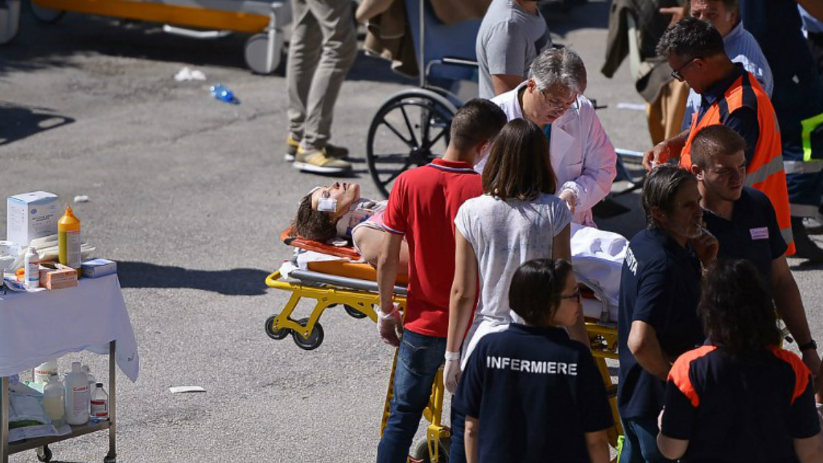 Los médicos tienen que atender en la calle a los heridos porque la mayoría de hospitales están dañados. (Foto:AFP)