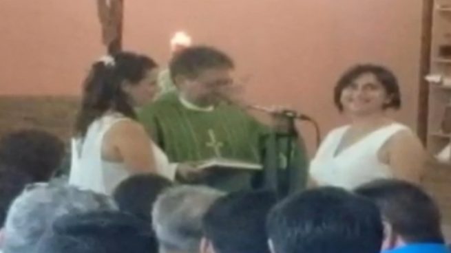 Un cura bendice la unión civil de una pareja de mujeres en la iglesia de un pueblo de Castellón