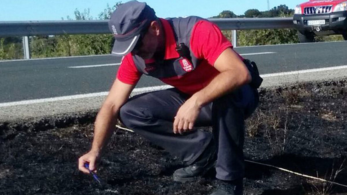 Un investigador de la Policía Foral examina el foco del incendio. (Foto: Policía Foral de Navarra)