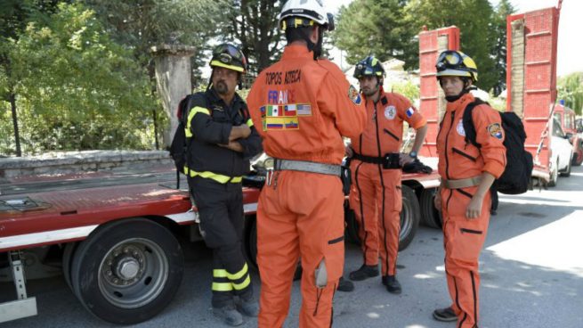 Los bomberos del Vaticano rescatan a un niño de tres años bajo los escombros en Amatrice
