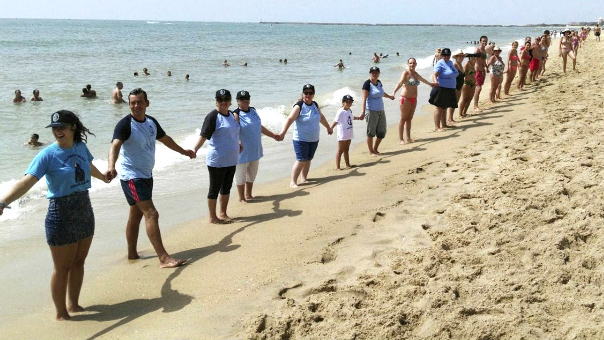 Cadena humana en la playa de Isla Cristina (Foto: Efe).