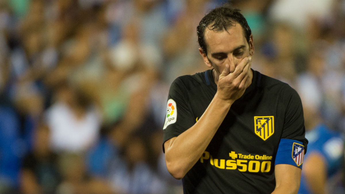 Godín se lamenta tras el empate en Butarque. (AFP)