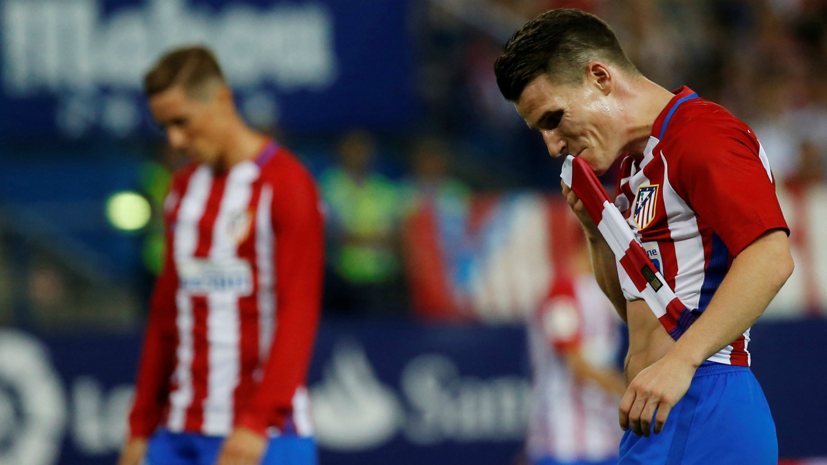 Kevin Gameiro y Fernando Torres se lamentan por las ocasiones falladas por el Atlético de Madrid