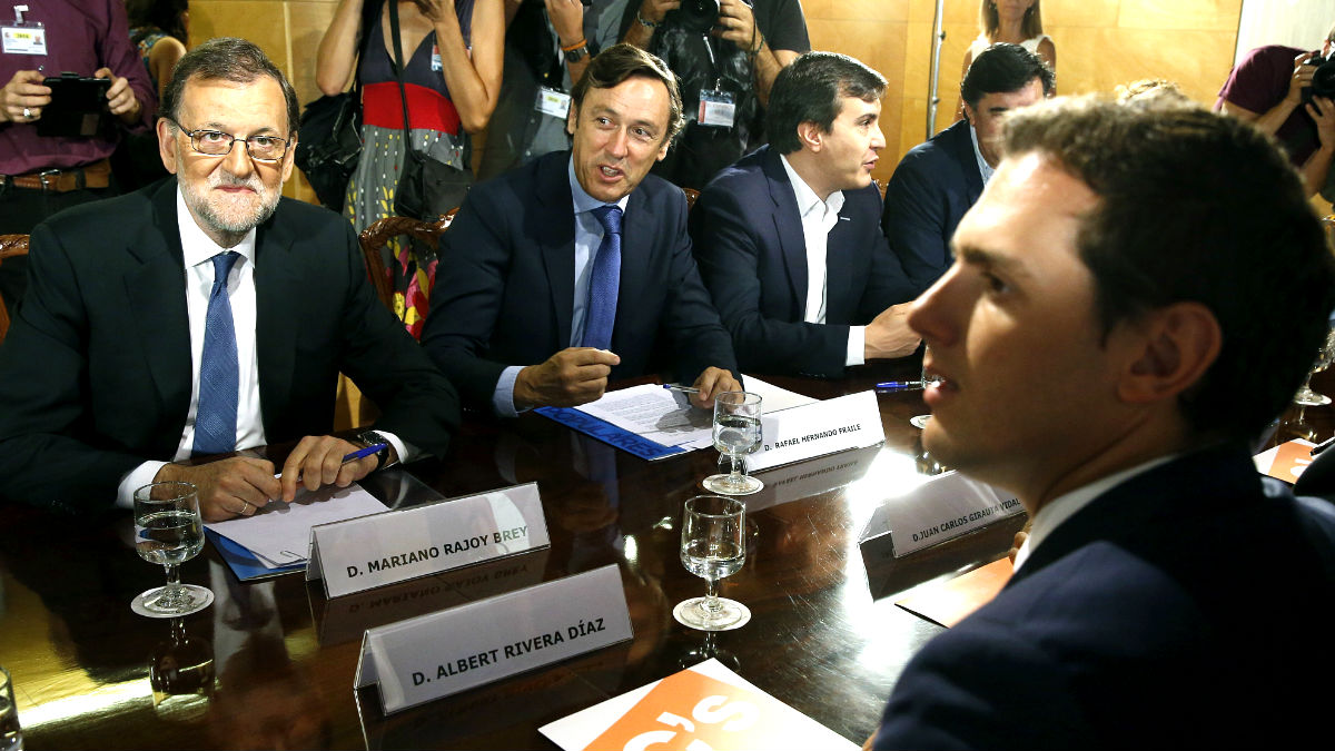 Rajoy y Rivera con los equipos negociadores (Foto: Efe).
