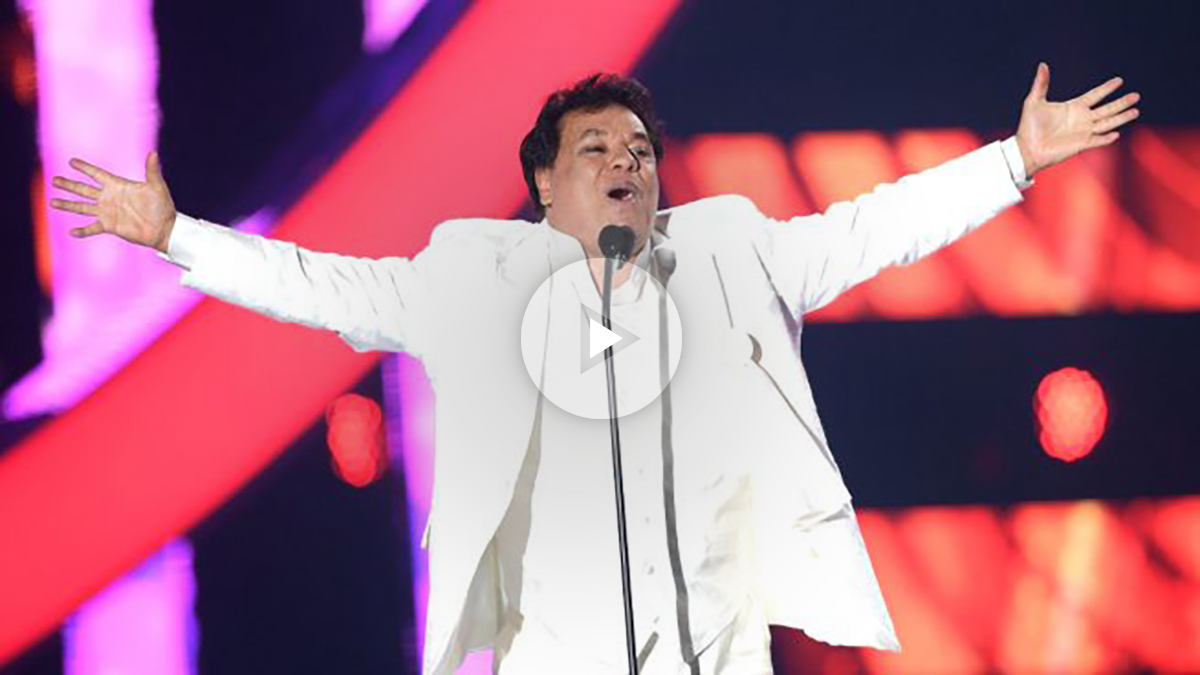 Juan Gabriel durante una actuación en Miami (Foto: AFP).