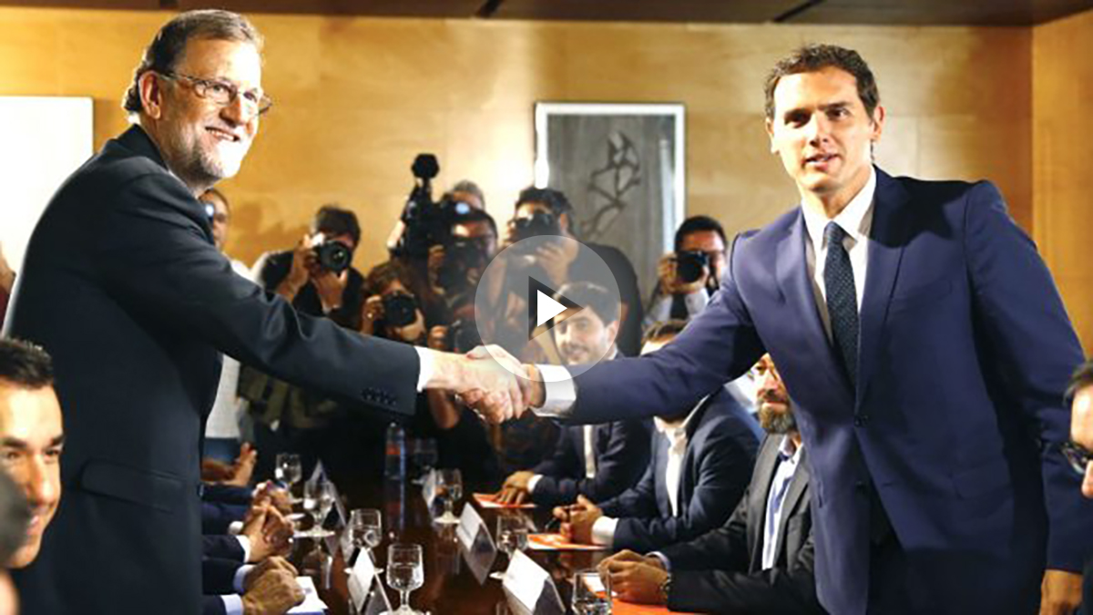 Rajoy y Rivera se saludan en el Congreso de los Diputados (Foto: Efe)