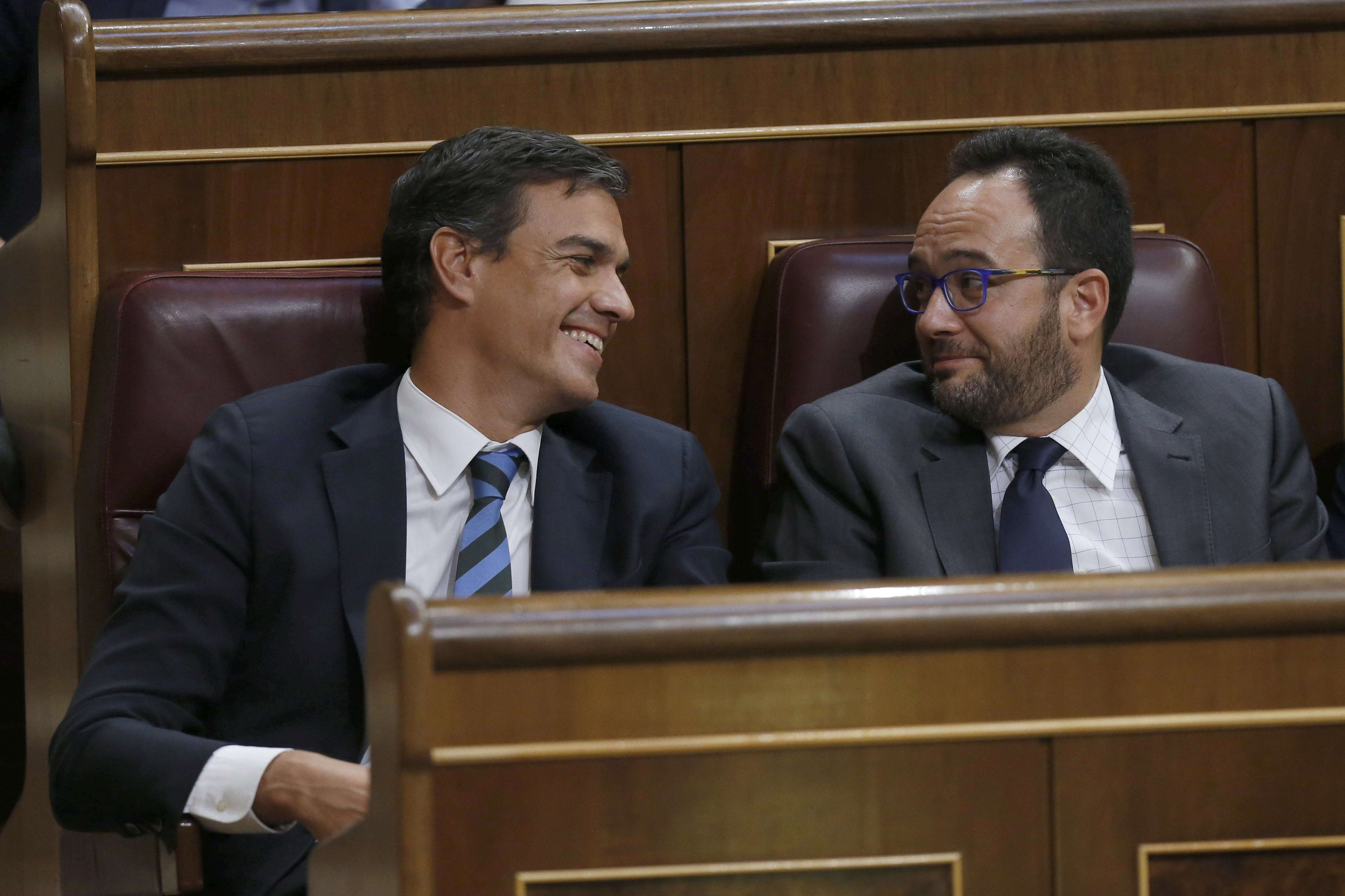 Pedro Sánchez y Antonio Hernando, en el Congreso.