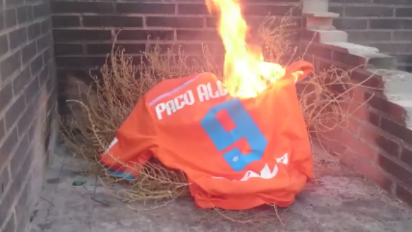 Los aficionados del Valencia queman la camiseta de Alcácer.