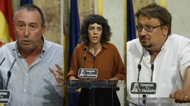 Portavoces de las confluencias de Podemos en mangas de camisa en la investidura de Rajoy. (Fotos: EFE)