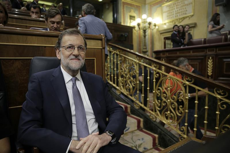Mariano Rajoy sentado en su tribuna escuchando el discurso de Sánchez. EFE