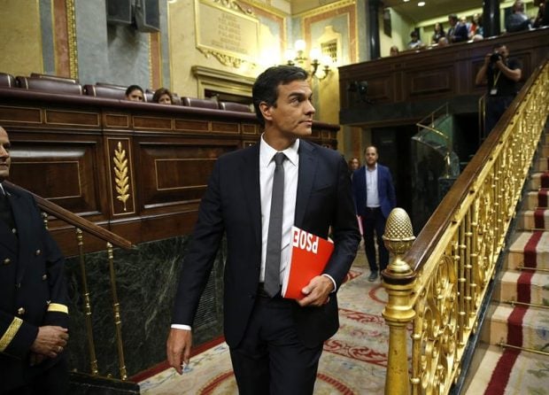 Pedro Sánchez llegando al Congreso. (Foto: EFE)