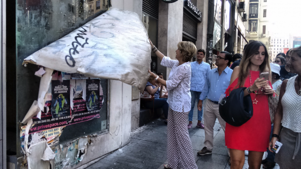 Esperanza Aguirre limpiando Madrid. (Foto: OKDIARIO)