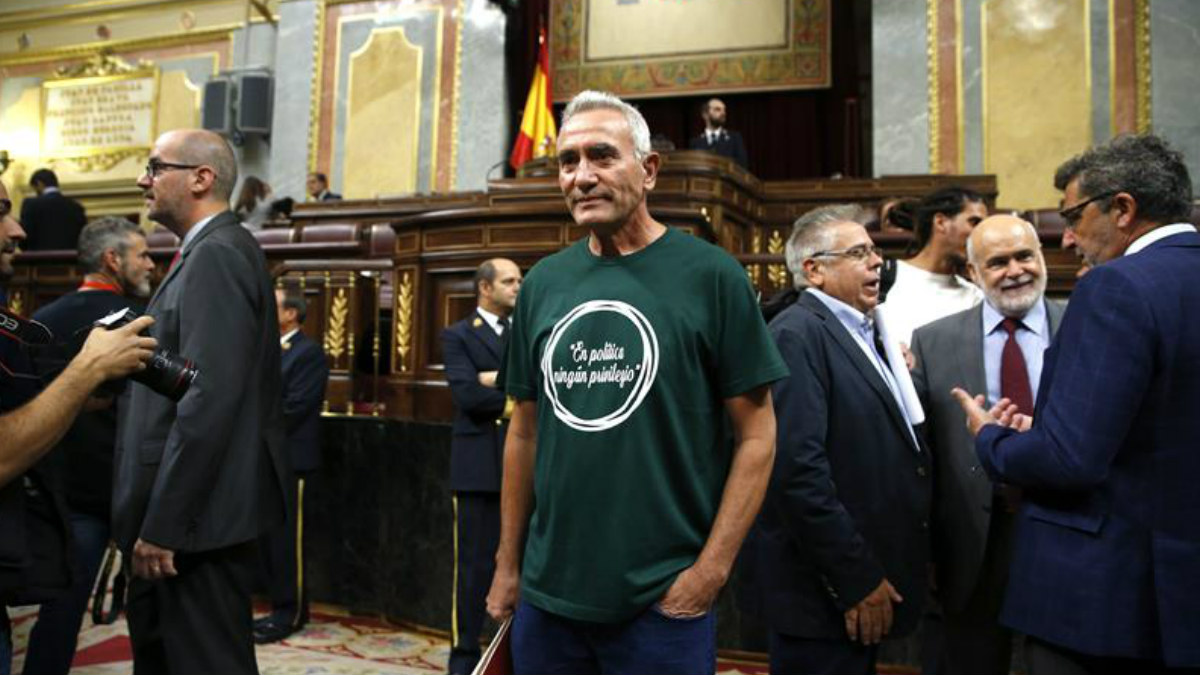 Diego Cañamero con una camiseta de Podemos en el Congreo. (EFE)