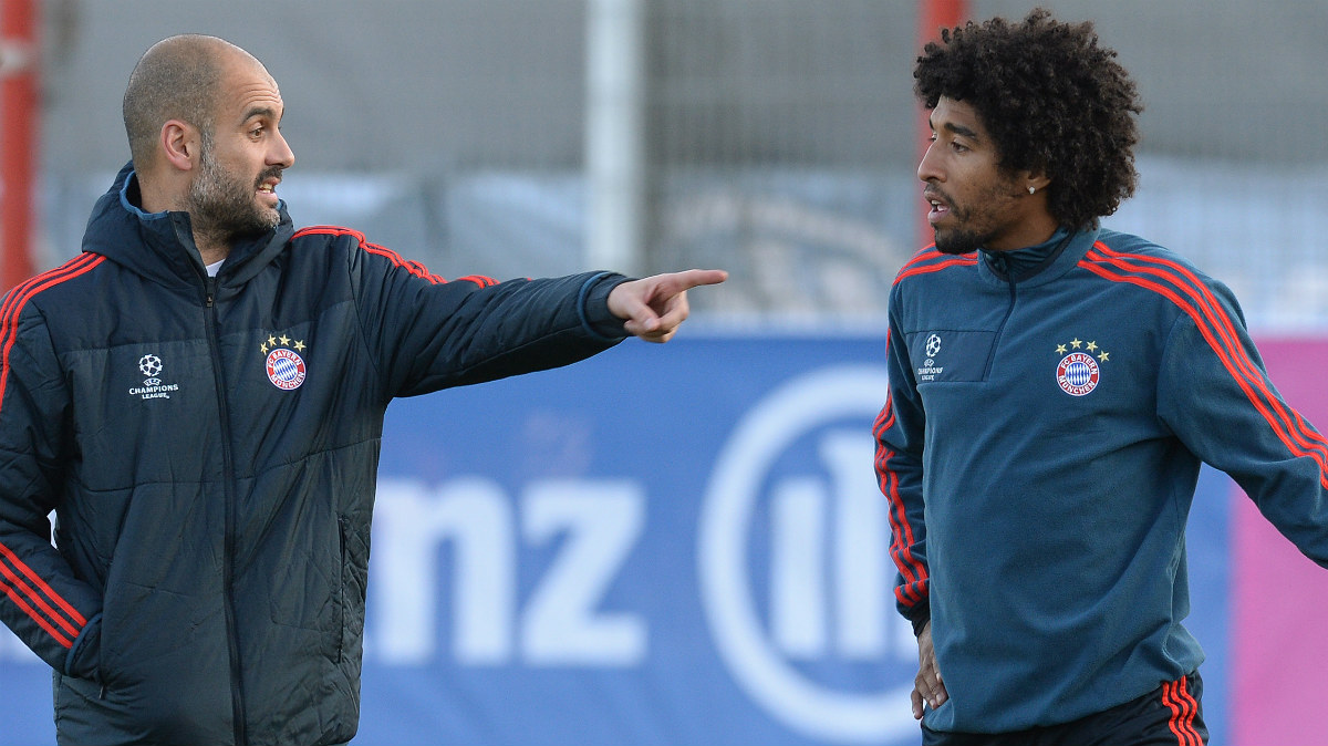 Guardiola da instrucciones a Dante. (AFP)