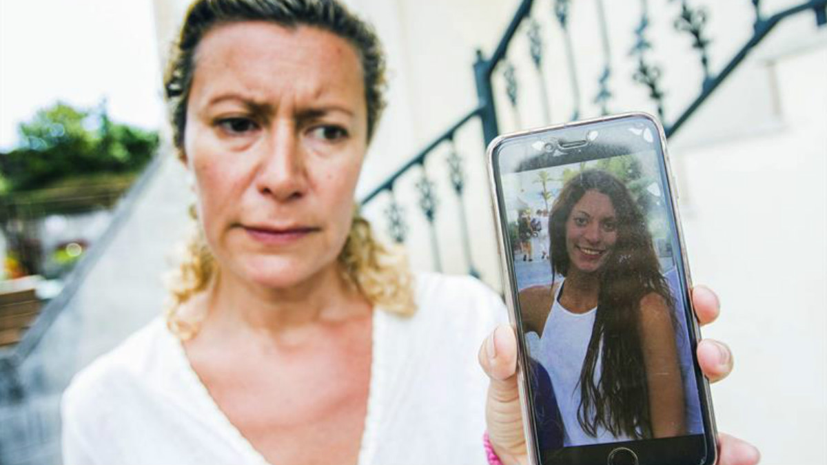 La madre de la desaparecida muestra una foto de su hija mayor. EFE
