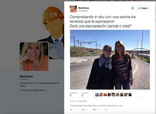 La concejal de C´s en Las Rozas, Veronica Priego, junto a su amiga afectada por la expropiación.