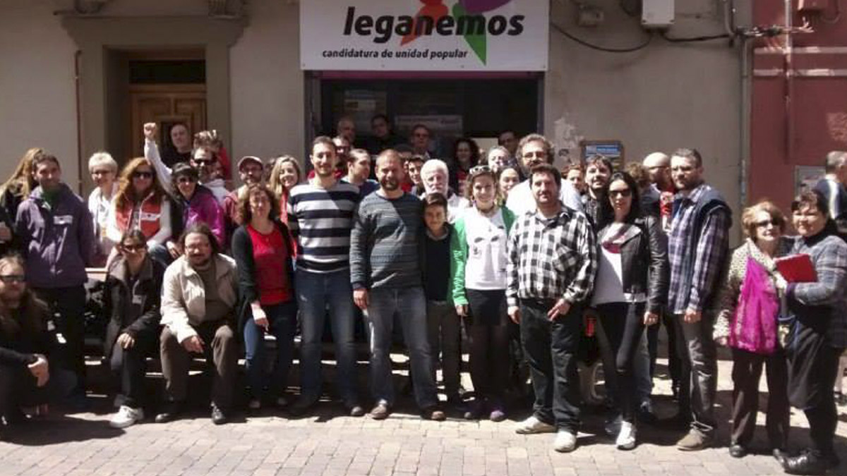 Miembros de Leganemos ante el local de la agrupación podemita.