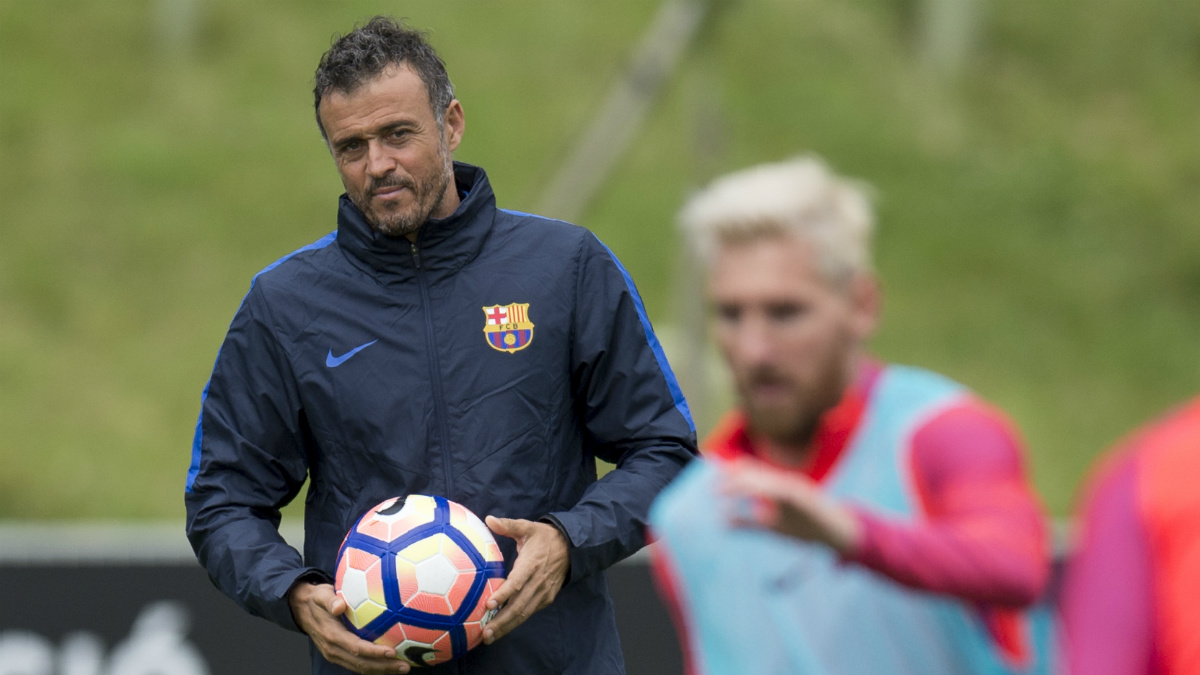 Luis Enrique observa a Messi en un entrenamiento. (AFP)