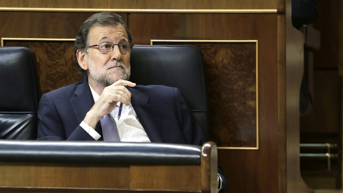 Mariano Rajoy escucha a Pedro Sánchez en el debate de investidura. (Foto: EFE)