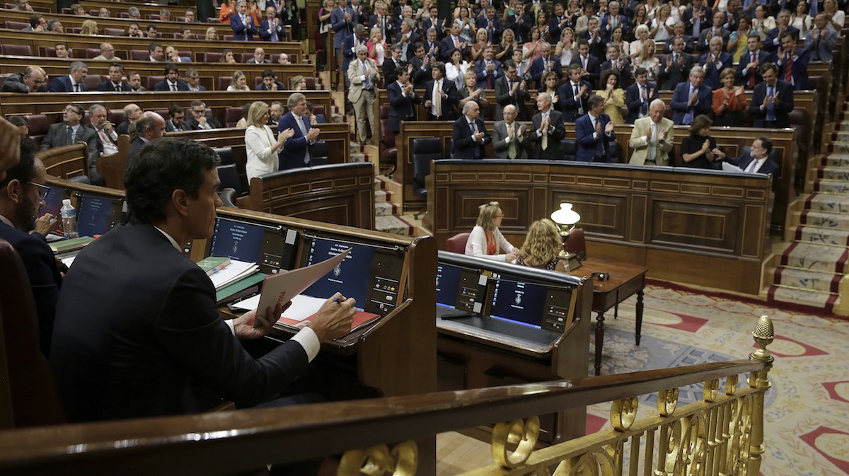 El líder del PSOE, Pedro Sánchez, durante la intervención de Rajoy. (Foto: EFE)