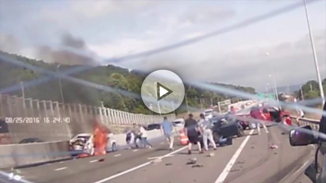 Rescata a una mujer de un coche en llamas después de un accidente en el que colisionaron 10 vehículos