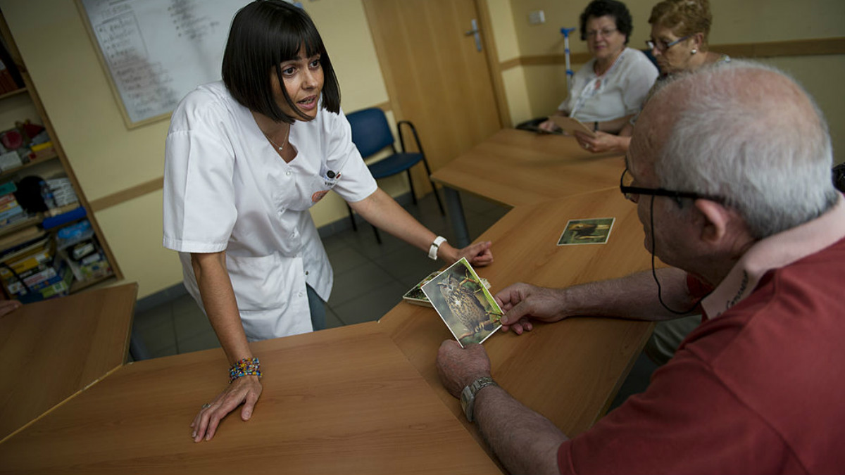 Una enfermera atiende a un señor con Alzheimer durante los ejercicios que realentizan los efectos de la enfermedad estimulando al memoria. (Getty)